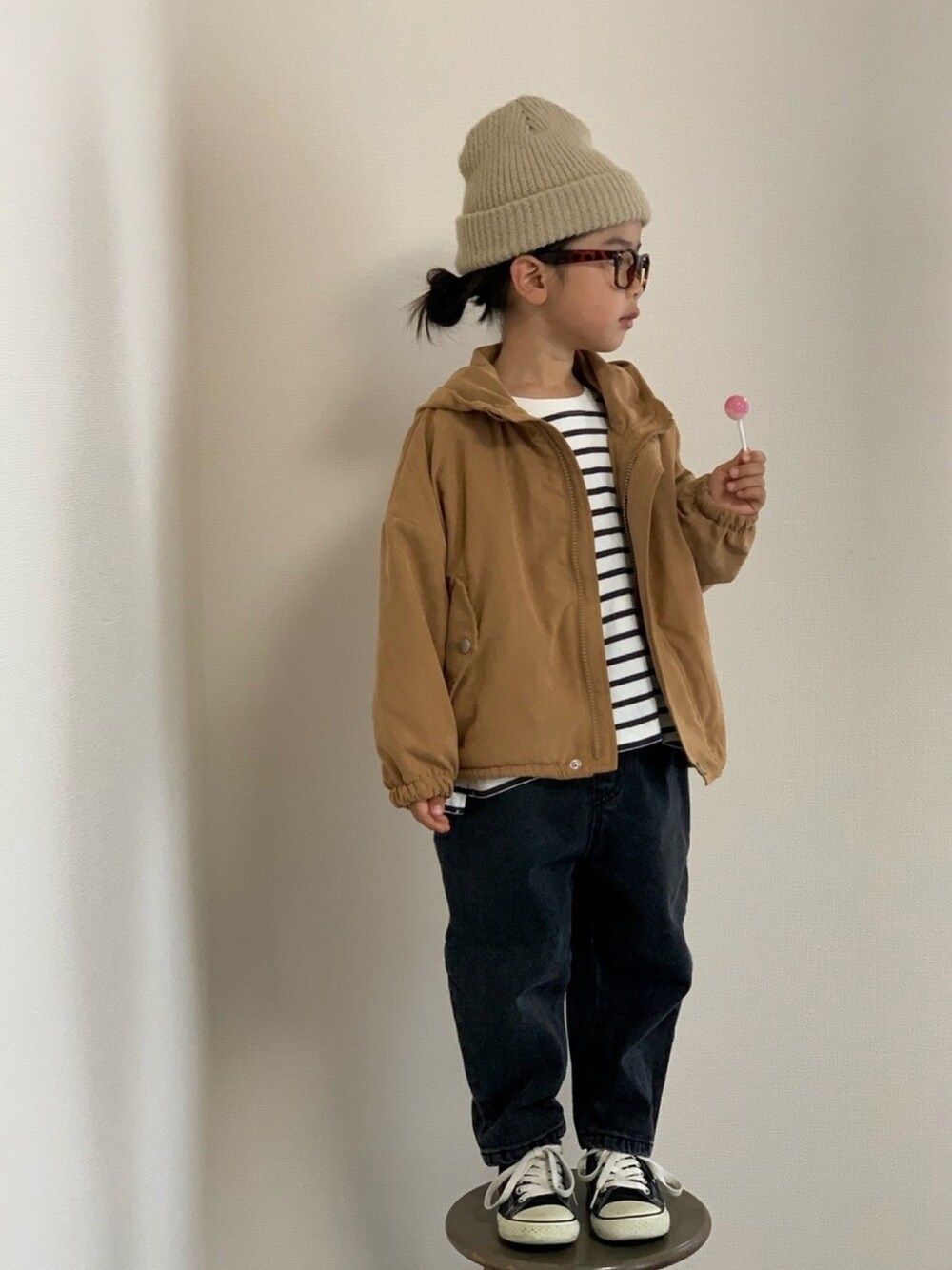 ブラウン系のジャケット/アウター、ブラック系のデニムパンツ、ブラック系のスニーカーを着用したキッズの秋コーディネートの1枚目の写真