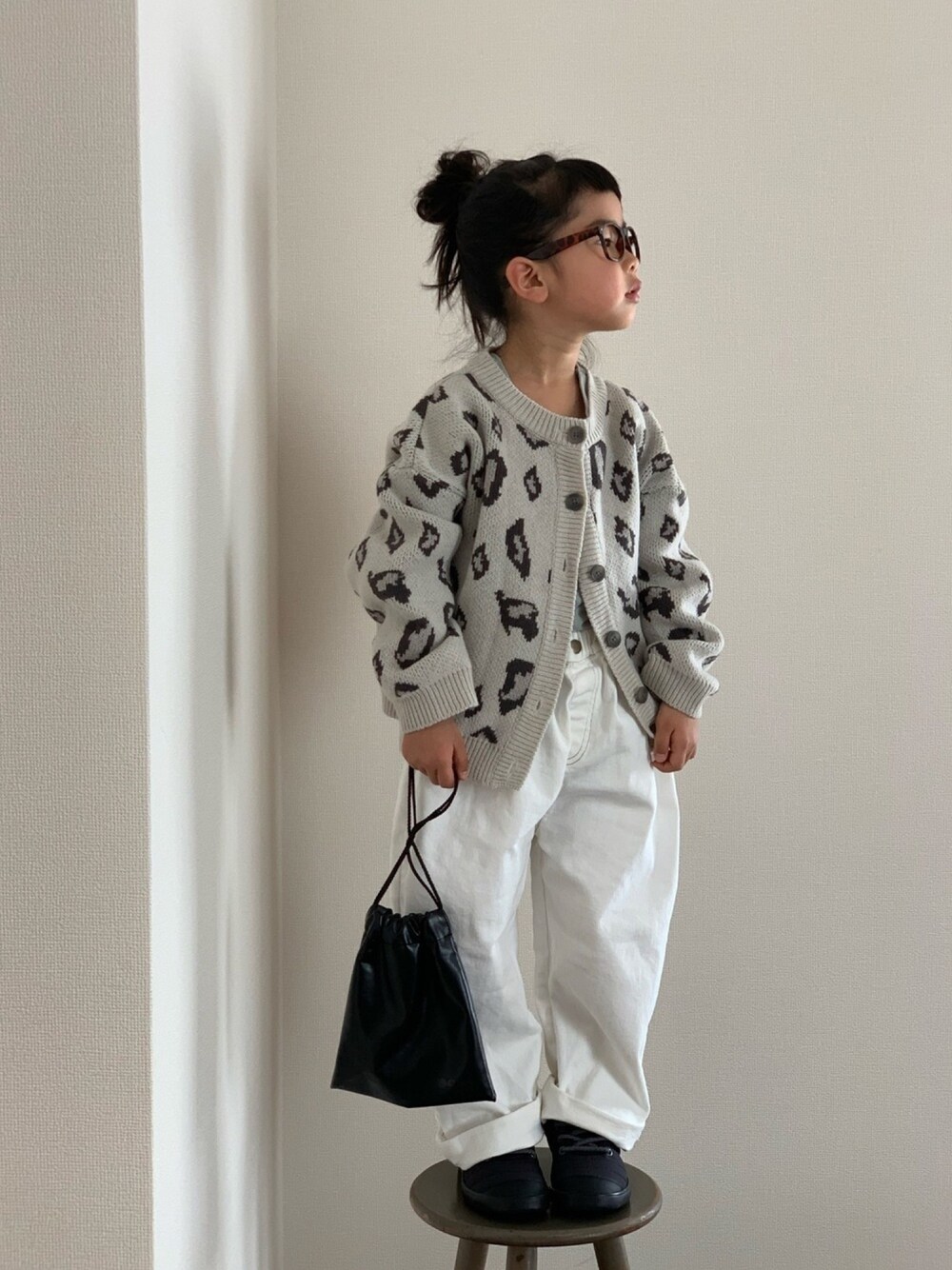 「韓国子供服、キッズコーデ、レオパード、ゆるコーデ、ニューバランス、おだんごヘアー、おしゃれさんと繋がりたい」｜「monmimiのアイテム（カーディガン/ボレロ、グレー系）」を使った、momono13さん（キッズ・110cm）の冬コーディネートの1枚目の写真