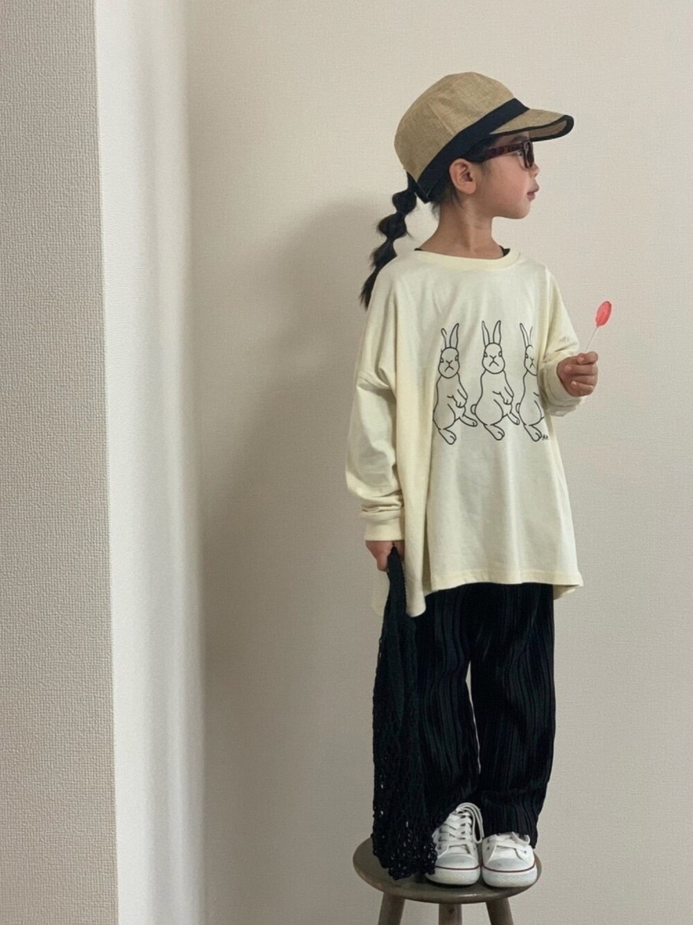 「キッズコーデ、ローリーズファーム(LOWRYS FARM)、monmimi、プリーツパンツ、キャップ、おしゃれさんと繋がりたい」｜「LOWRYS FARMのアイテム（Tシャツ/カットソー、ベージュ系）」を使った、momono13さん（キッズ・110cm）の冬コーディネートの1枚目の写真