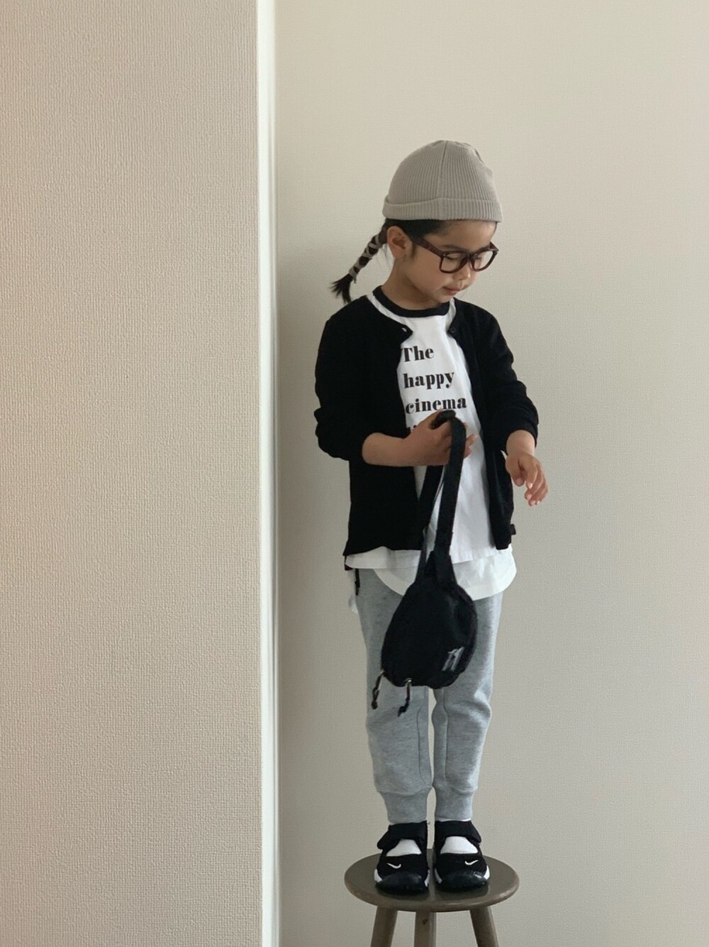 ブラック系のボディバッグ/ウエストポーチ、グレー系のスウェットパンツ、ブラック系のカーディガン/ボレロを着用したキッズの春コーディネートの1枚目の写真