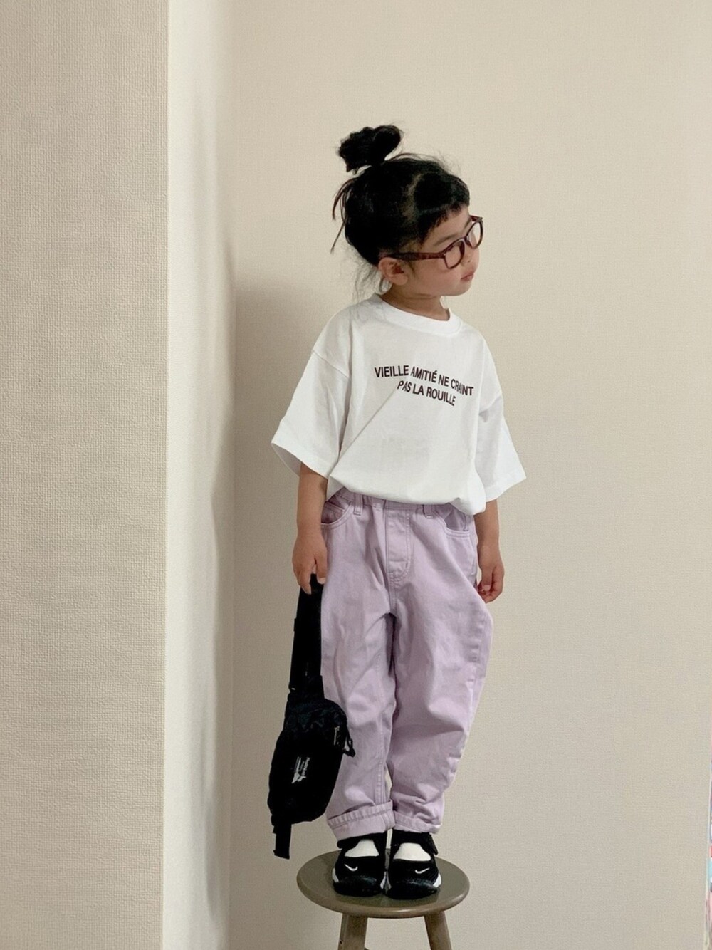 ホワイト系のTシャツ/カットソー、ブラック系のスニーカー、ブラック系のボディバッグ/ウエストポーチを着用したキッズの春コーディネートの1枚目の写真