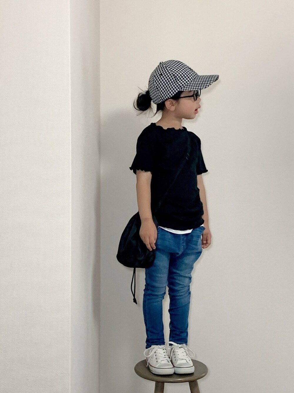 ブラック系のTシャツ/カットソー、ブルー系のデニムパンツ、ホワイト系のスニーカーを着用したキッズの春コーディネートの1枚目の写真