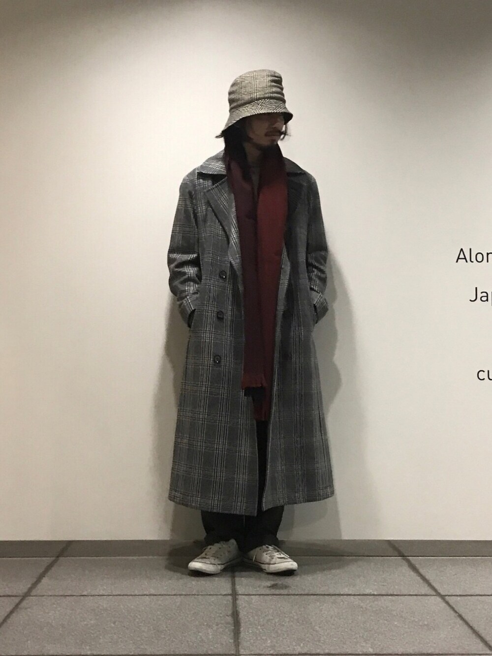グレー系のその他アウター、グリーン系のカーゴパンツ、レッド系のマフラーを着用したメンズの秋コーディネートの1枚目の写真