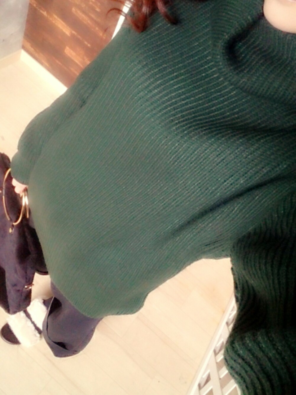 グリーン系のニット/セーター、グレー系のパンツ、ホワイト系のシューズを着用したレディースの冬コーディネートの1枚目の写真