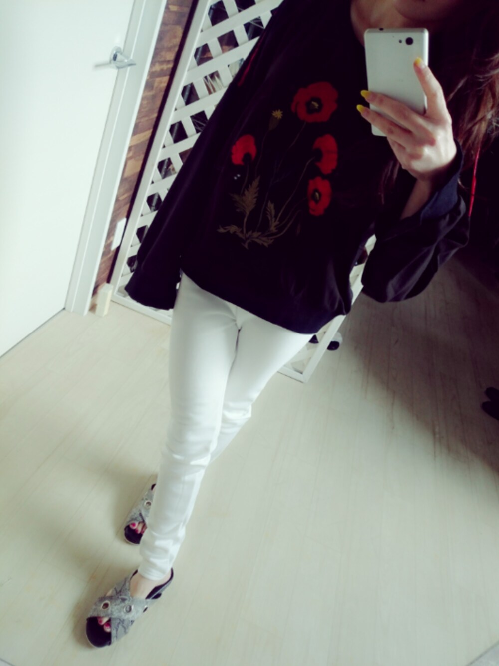 ホワイト系のその他パンツ、グレー系のシューズ、ブラック系のトップスを着用したレディースの春コーディネートの1枚目の写真