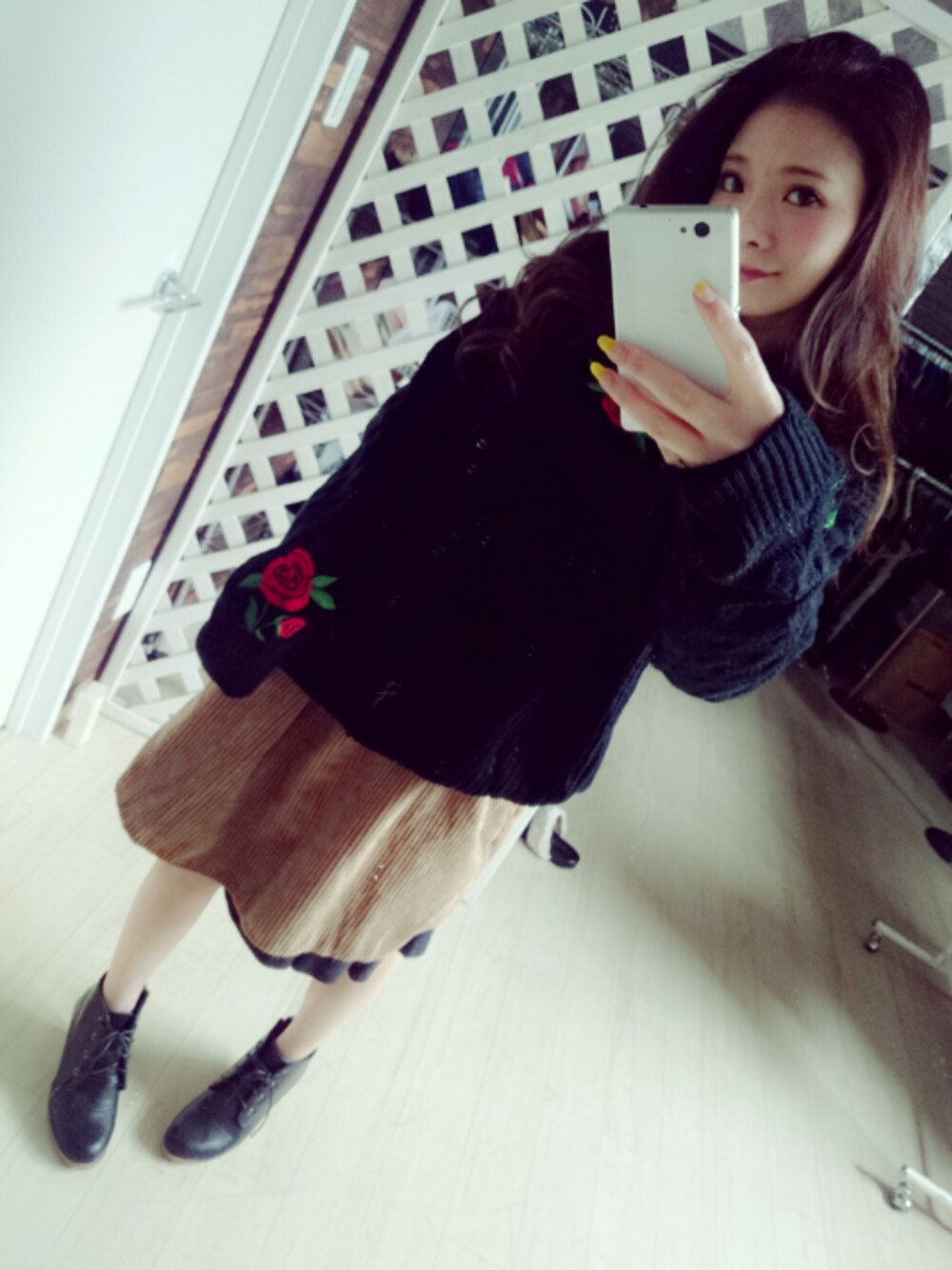 ブラック系のトップス、ブラウン系のスカート、ブラック系のシューズを着用したレディースの春コーディネートの1枚目の写真