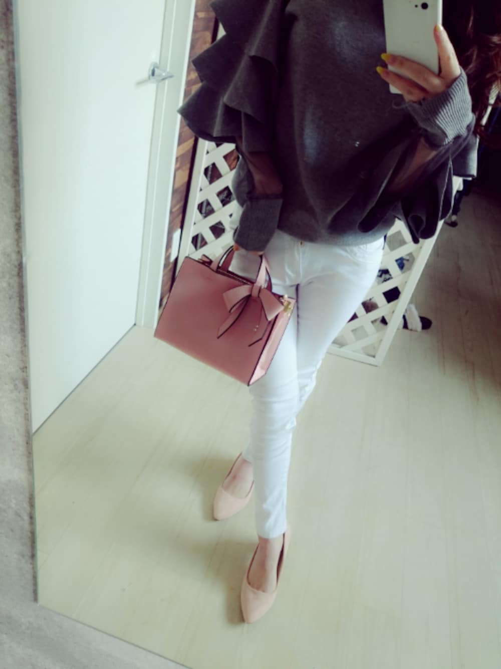 グレー系のトップス、ホワイト系のパンツ、ベージュ系のシューズを着用したレディースの春コーディネートの1枚目の写真