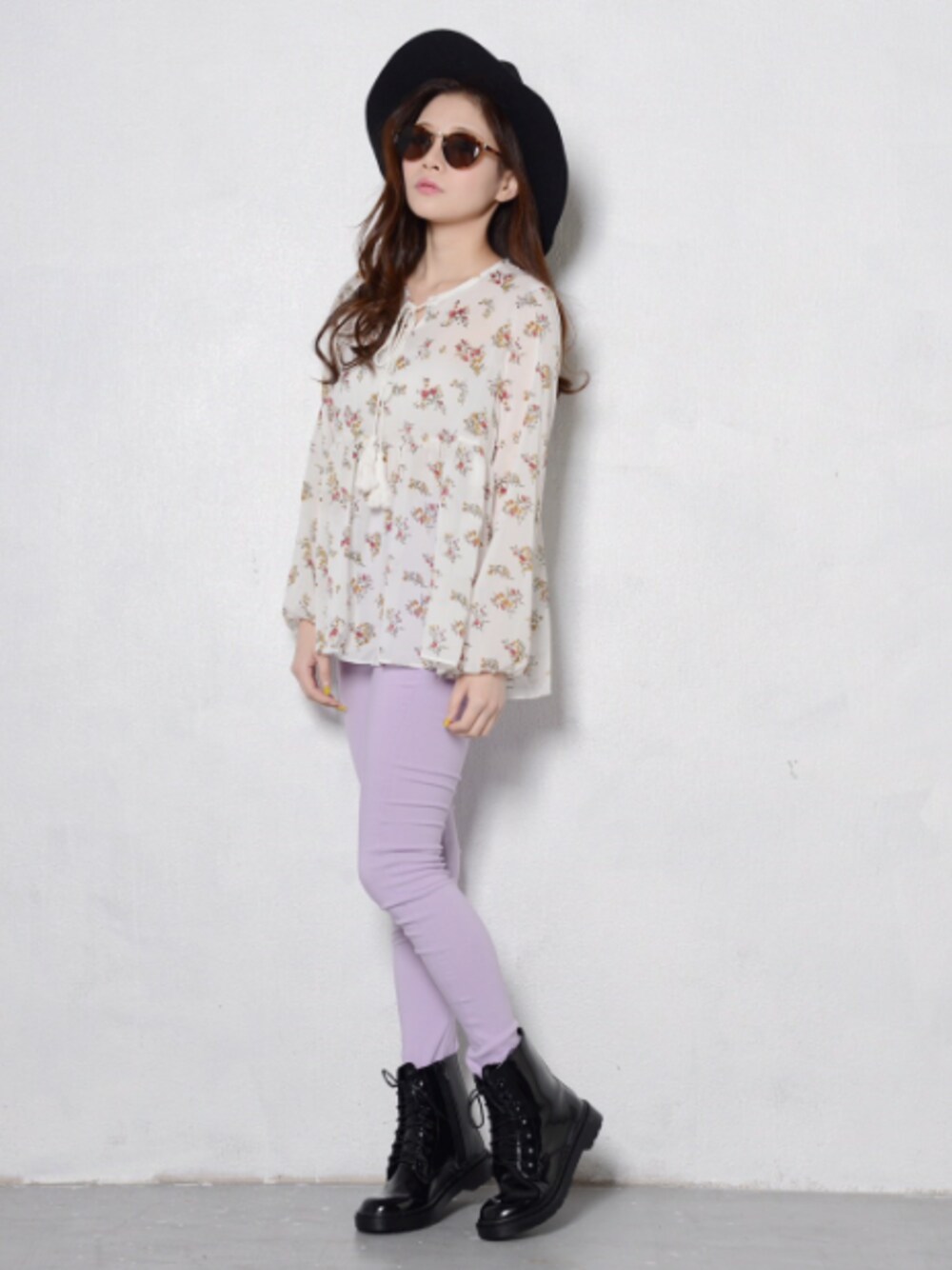 ホワイト系のトップス、ピンク系のパンツ、ブラック系のシューズを着用したレディースの春コーディネートの1枚目の写真