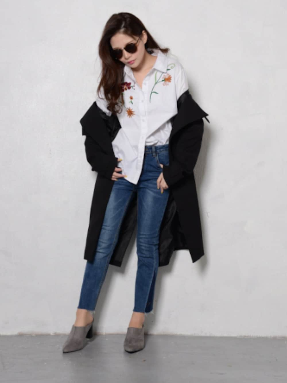 ホワイト系のトップス、ブラック系のジャケット/アウター、ブルー系のパンツを着用したレディースの春コーディネートの1枚目の写真