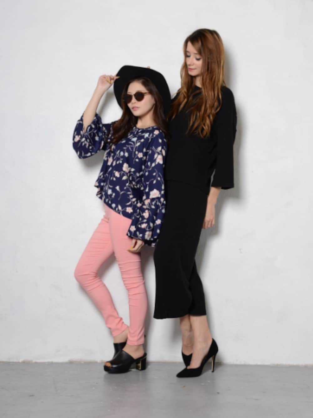 ブルー系のトップス、ピンク系のパンツ、ブラック系のシューズを着用したレディースの春コーディネートの1枚目の写真