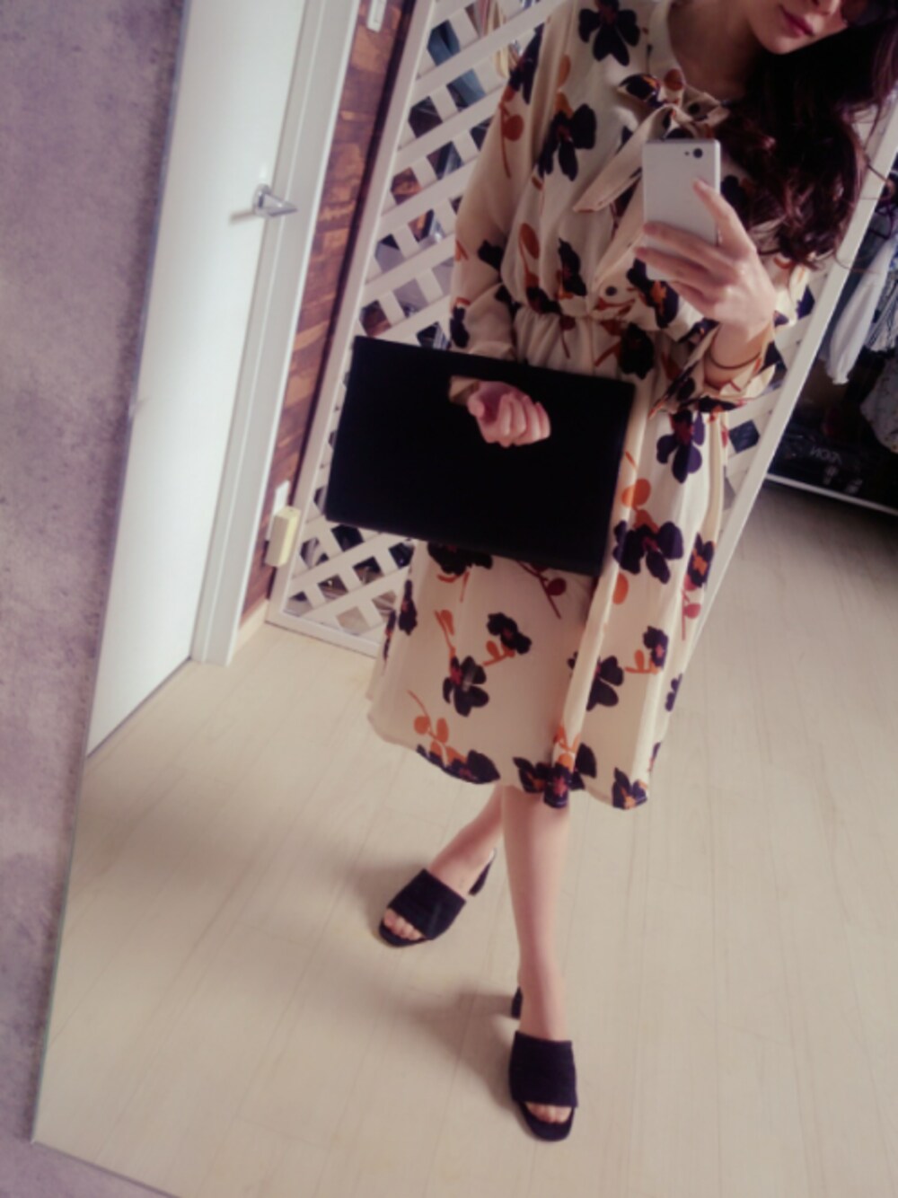 ベージュ系のワンピース/ドレス、ブラック系のバッグ、ブラック系のシューズを着用したレディースの春コーディネートの1枚目の写真