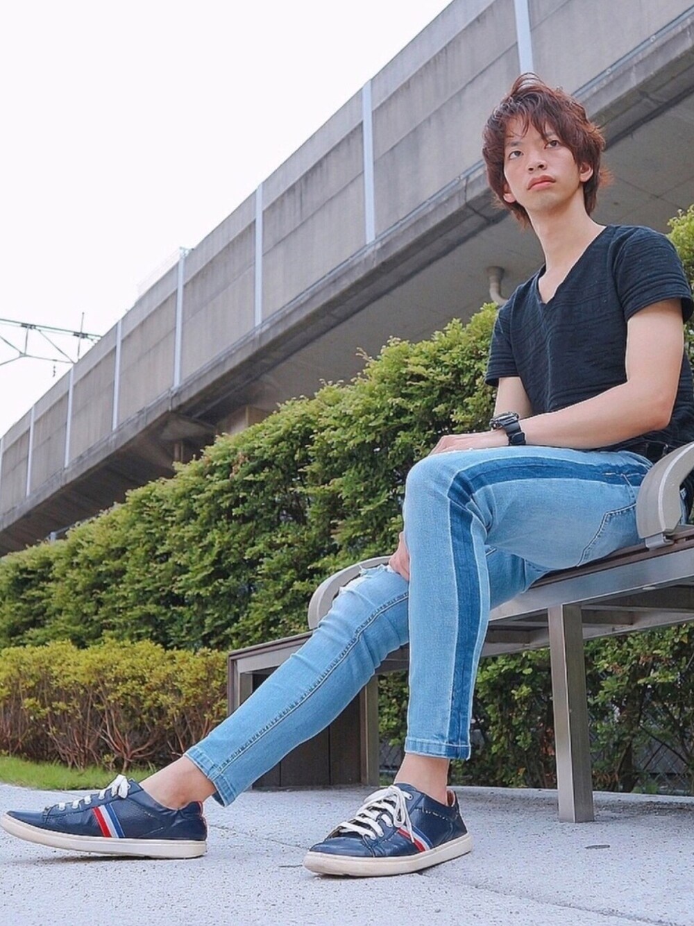 「ラインパンツ、デニム、デニムパンツ、ラインデニム、シンプルコーデ、シンプル、夏コーデ、semanticdesign、ダメージデニムパンツ、夏」｜「LUXSTYLEのダメージキャロットフィットライン加工デニムパンツ（デニムパンツ、ブルー系）」を使った、夏木祐さん（メンズ・180cm）の夏コーディネートの1枚目の写真