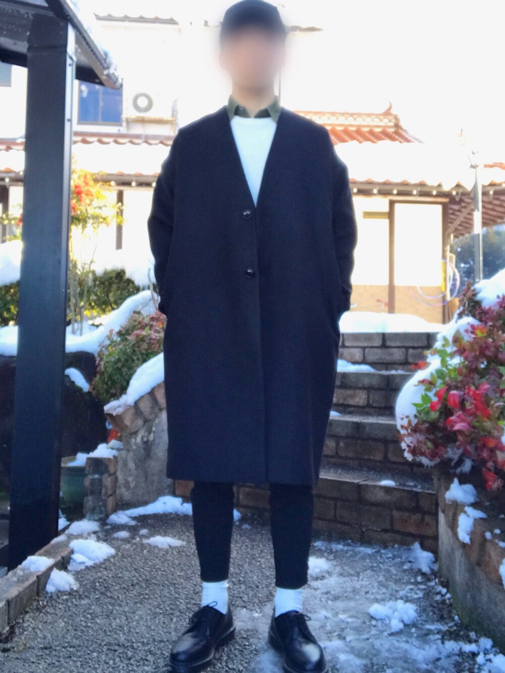 「おしゃれさんと繋がりたい、きれいめカジュアル、Dr.Martens、オーバーコート、シンプルコーデ、おしゃれになりたい、メンズコーデ」｜「JUNREDのヘリンボンウォームクロスMAXIコート（チェスターコート、ブラック系）」を使った、YOU さん（メンズ・171cm）の冬コーディネートの1枚目の写真