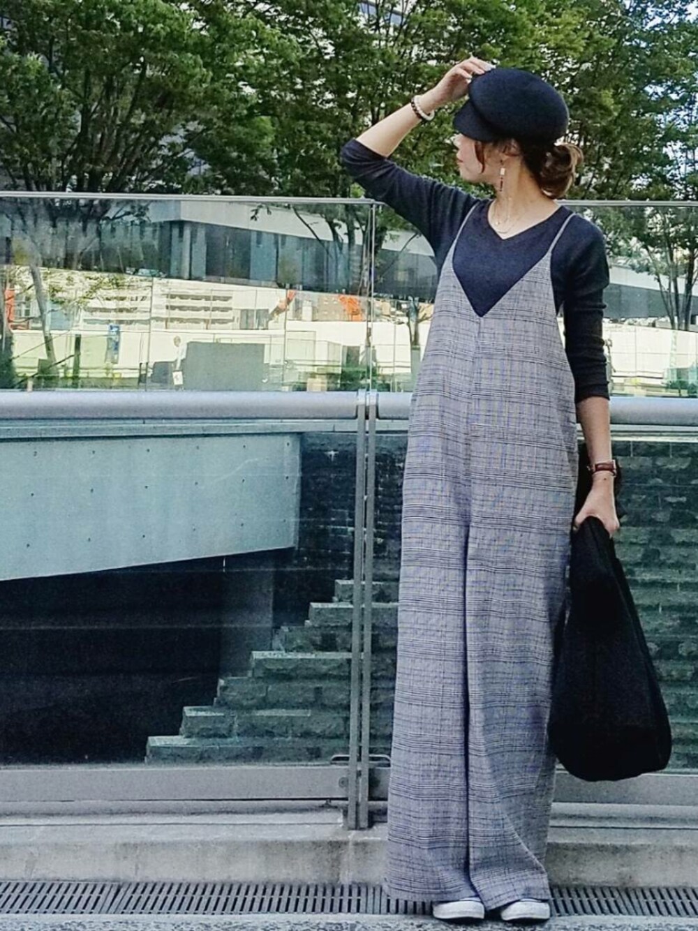 「カジュアル、プチプラコーデ、きれいめカジュアル、秋色、グレンチェック、サロペット、秋コーデ、大人カジュアル、秋のコーデ、UNIQLO」｜「CA4LAのアイテム（キャスケット、ブラック系）」を使った、nanaさん（レディース・160cm）の夏コーディネートの1枚目の写真