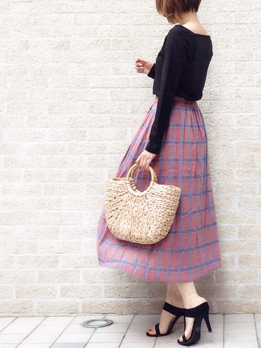 「春、ootd、オトナカジュアル、プチプラ、オトナ女子、outfit、スカート、チェック、ピンク、サンダル」｜「titivateのｶｯﾄﾘﾌﾞｽｸｴｱﾈｯｸﾄｯﾌﾟｽ（Tシャツ/カットソー、ブラック系）」を使った、nanaさん（レディース・160cm）の春コーディネートの1枚目の写真