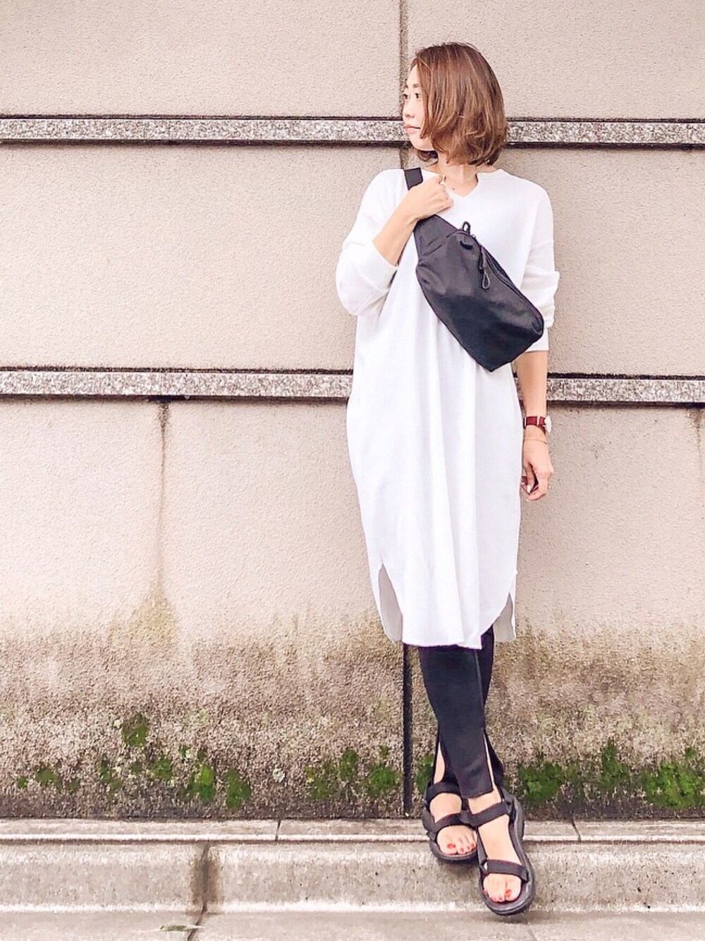 ホワイト系のワンピース、ブラック系のボディバッグ/ウエストポーチ、ブラック系のサンダルを着用したレディースの秋コーディネートの1枚目の写真