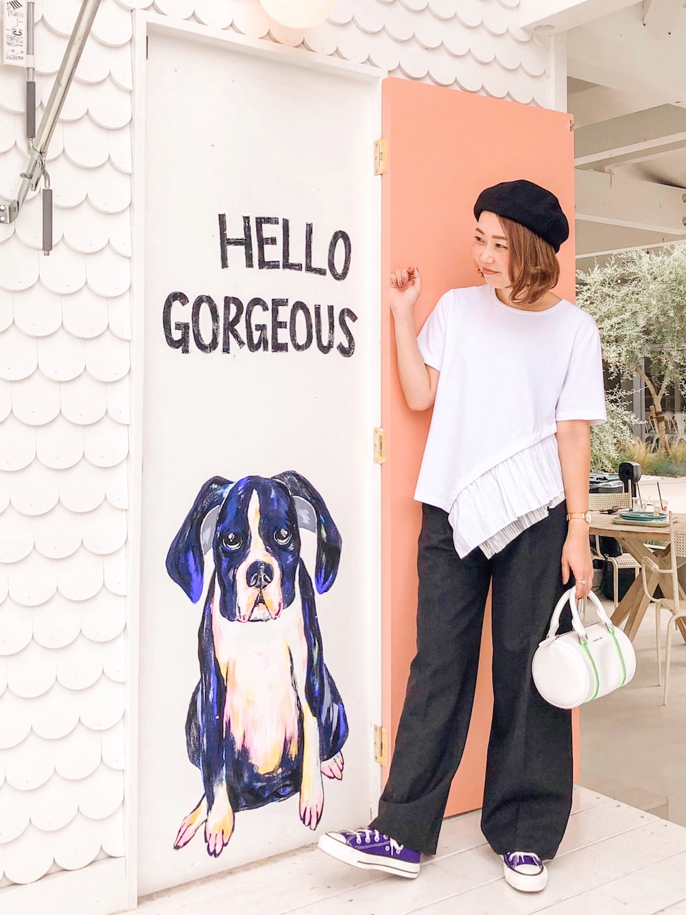 ホワイト系のTシャツ/カットソー、ホワイト系のハンドバッグ、ブラック系のパンツを着用したレディースの秋コーディネートの1枚目の写真