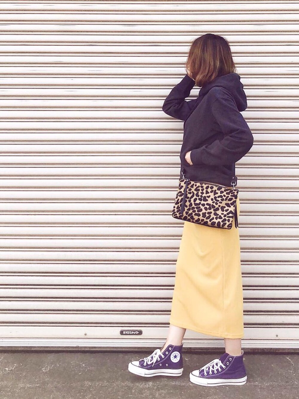 グレー系のパーカー、その他のバッグ、パープル系のスニーカーを着用したレディースの秋コーディネートの1枚目の写真