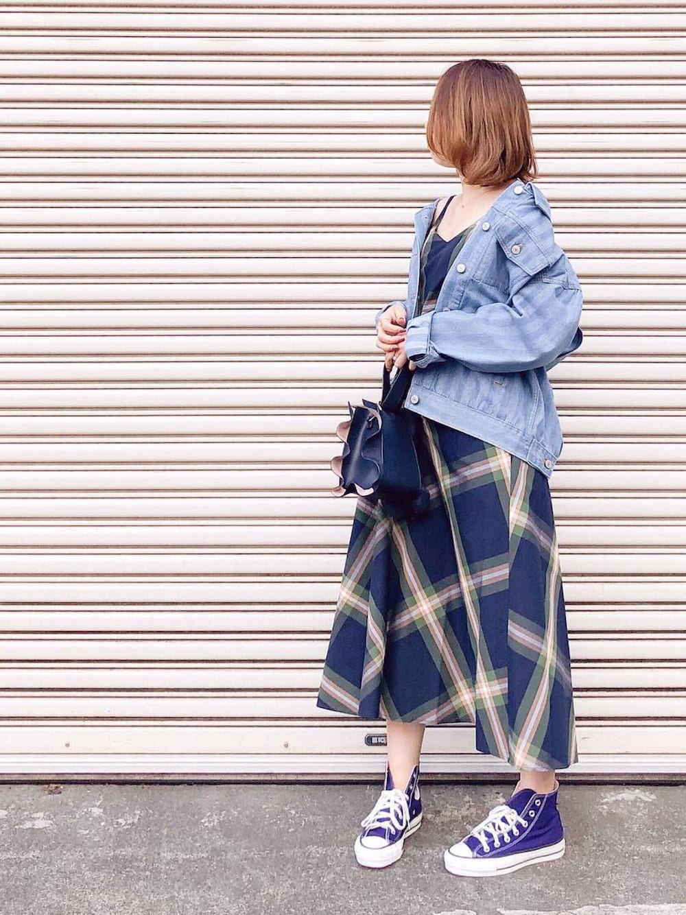 「オトナ女子、秋服準備はじめました、きれいめカジュアル、ビッグシルエット、大人コーデ、ワンピース、スニーカーコーデ、デニムジャケット、コンバース、チェックワンピース」｜「CHARLES & KEITHのラッフルディテールリスレットハンドルバッグ / RUFFLE DETAIL WRISTLET HANDLE BAG（ハンドバッグ、ブルー系）」を使った、nanaさん（レディース・160cm）の秋コーディネートの1枚目の写真