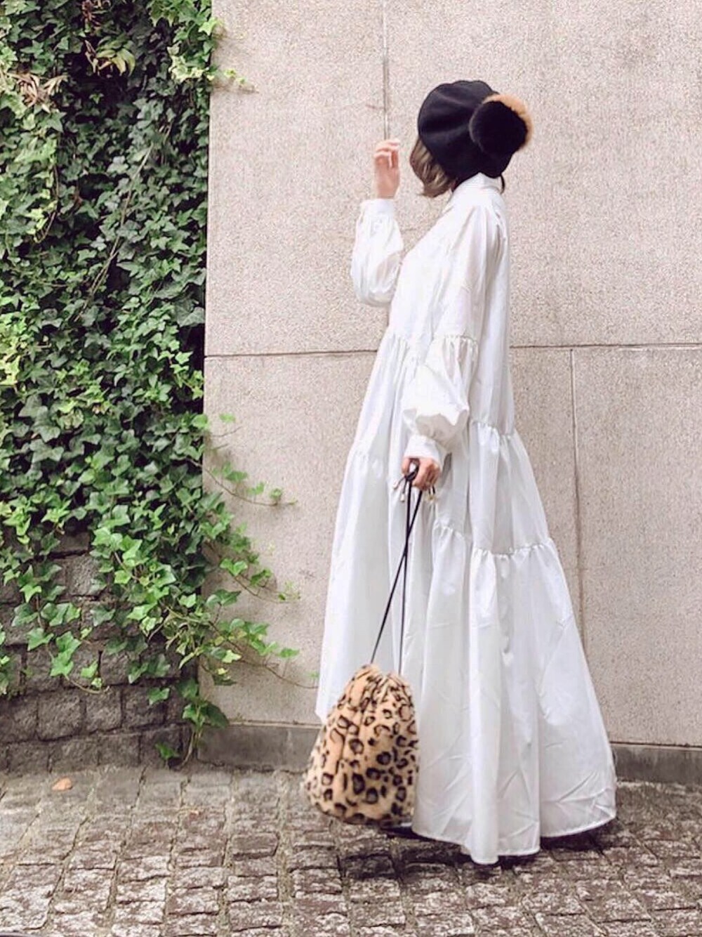 ホワイト系のシャツワンピース、ブラウン系のショルダーバッグ、ブラック系のハンチング/ベレー帽を着用したレディースの秋コーディネートの1枚目の写真