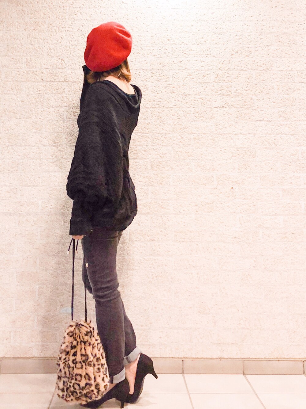 ブラック系のカーディガン/ボレロ、ブラック系のデニムパンツ、ブラウン系のショルダーバッグを着用したレディースの秋コーディネートの1枚目の写真