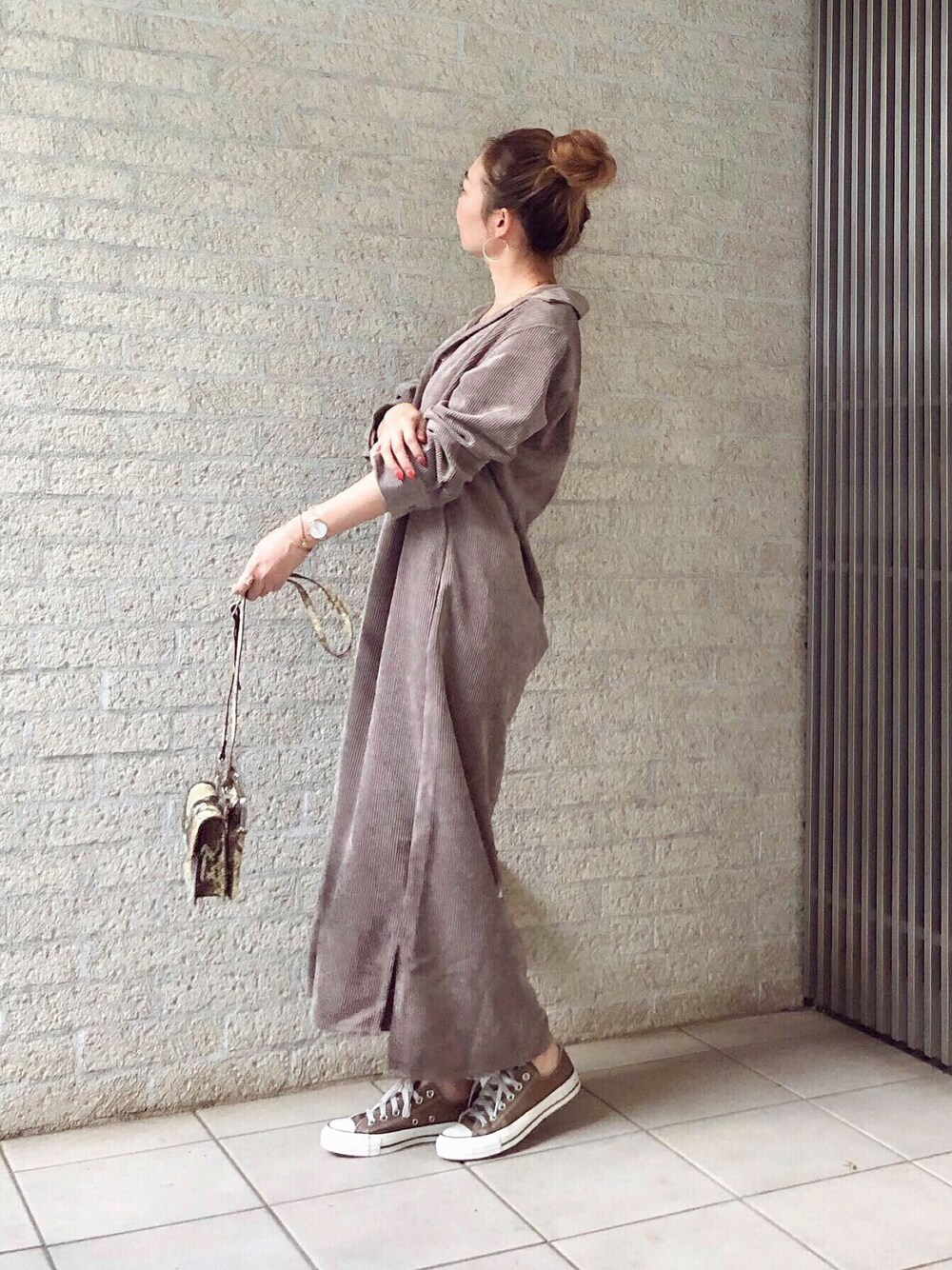 グレー系のワンピース/ドレス、その他のショルダーバッグ、ブラウン系のスニーカーを着用したレディースの秋コーディネートの1枚目の写真