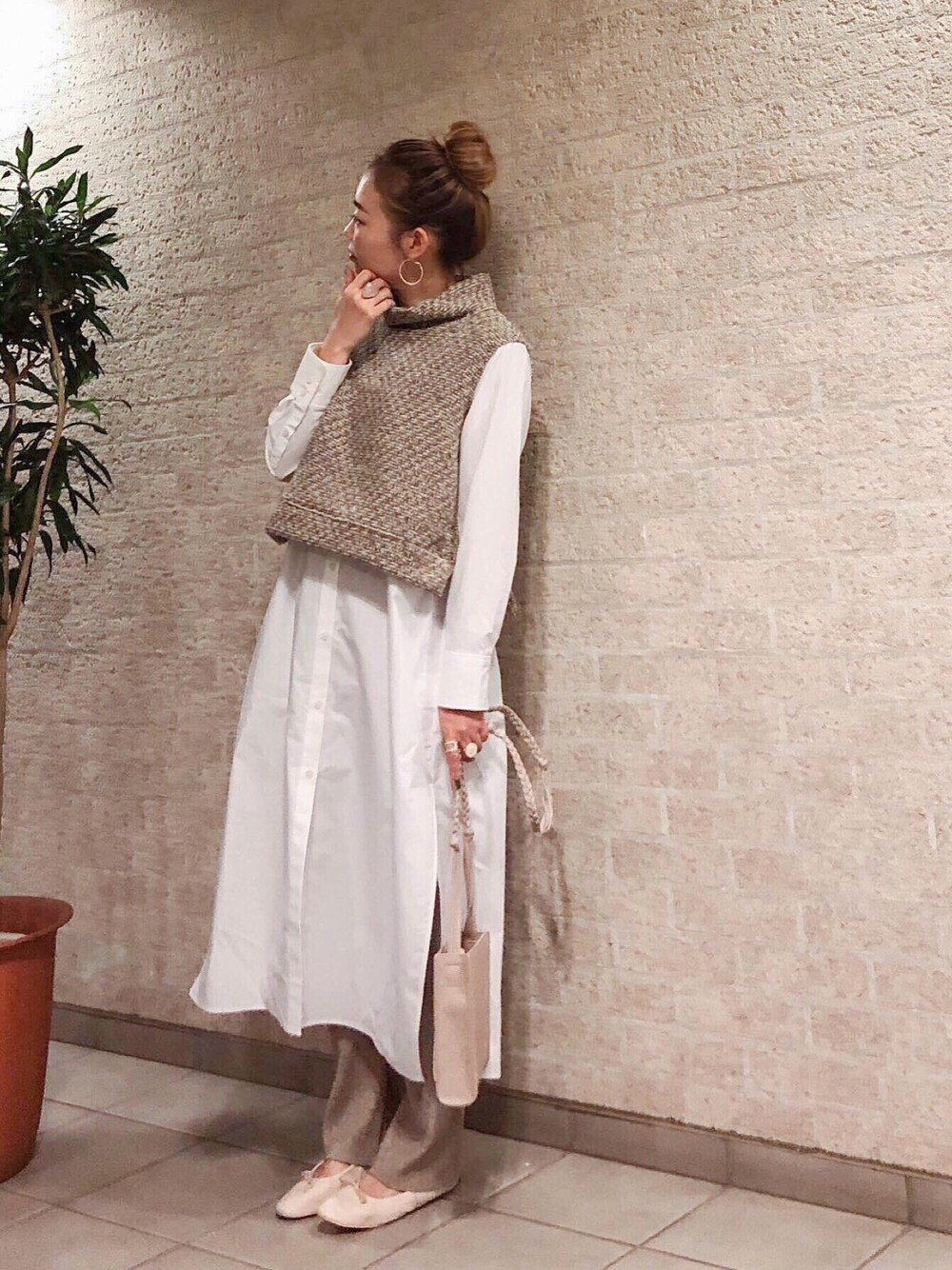 ベージュ系のワンピース、ベージュ系のパンツ、ホワイト系のバレエシューズを着用したレディースの秋コーディネートの1枚目の写真
