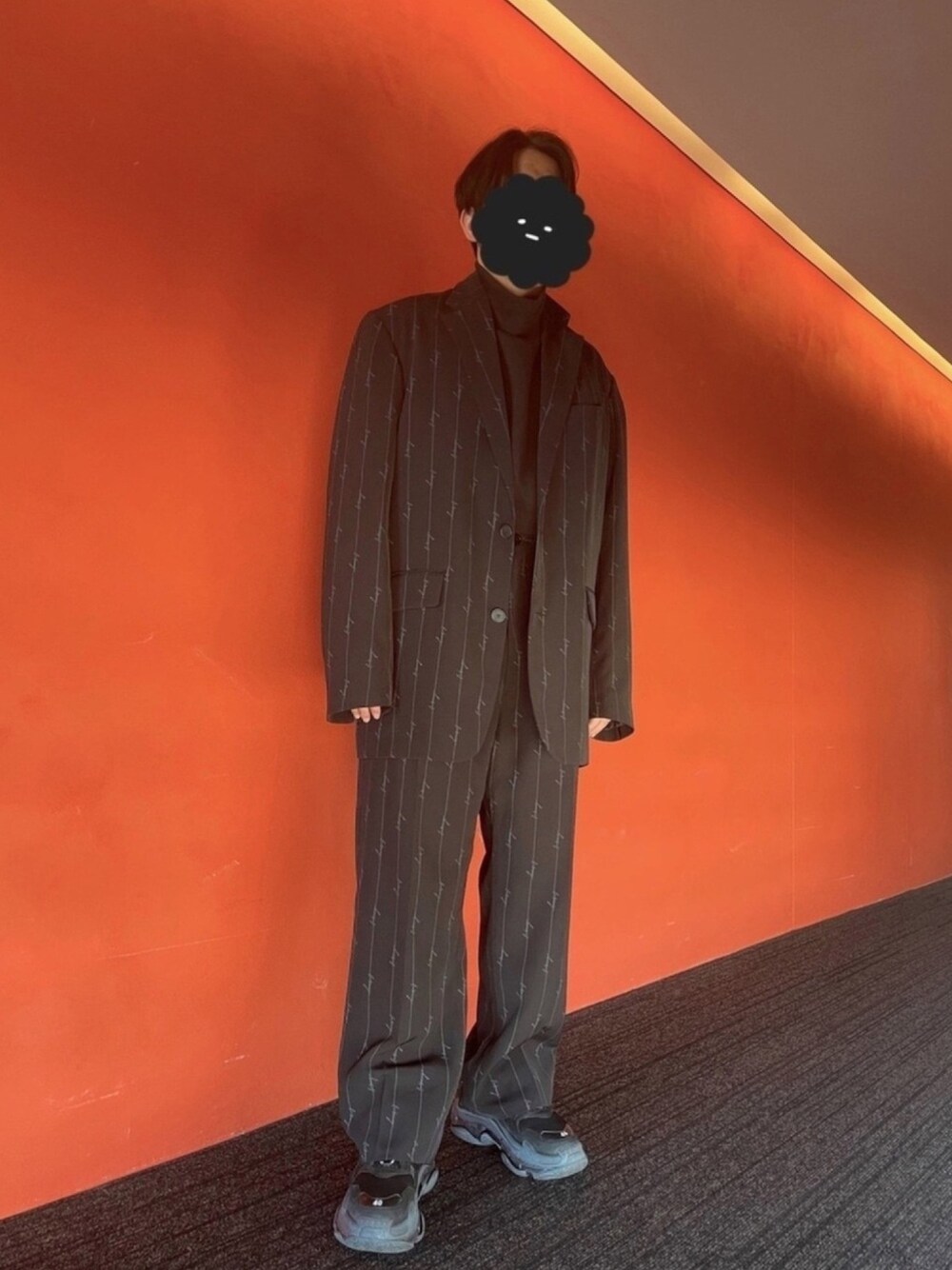 「セットアップ、ワイドパンツ、おしゃれさんと繋がりたい、モックネック、オールブラック、オーバーサイズ、韓国ファッション、ストリート、BALENCIAGA」｜「BALENCIAGAのLogo blazer（テーラードジャケット、ブラック系）」を使った、BBさん（メンズ・171cm）の冬コーディネートの1枚目の写真