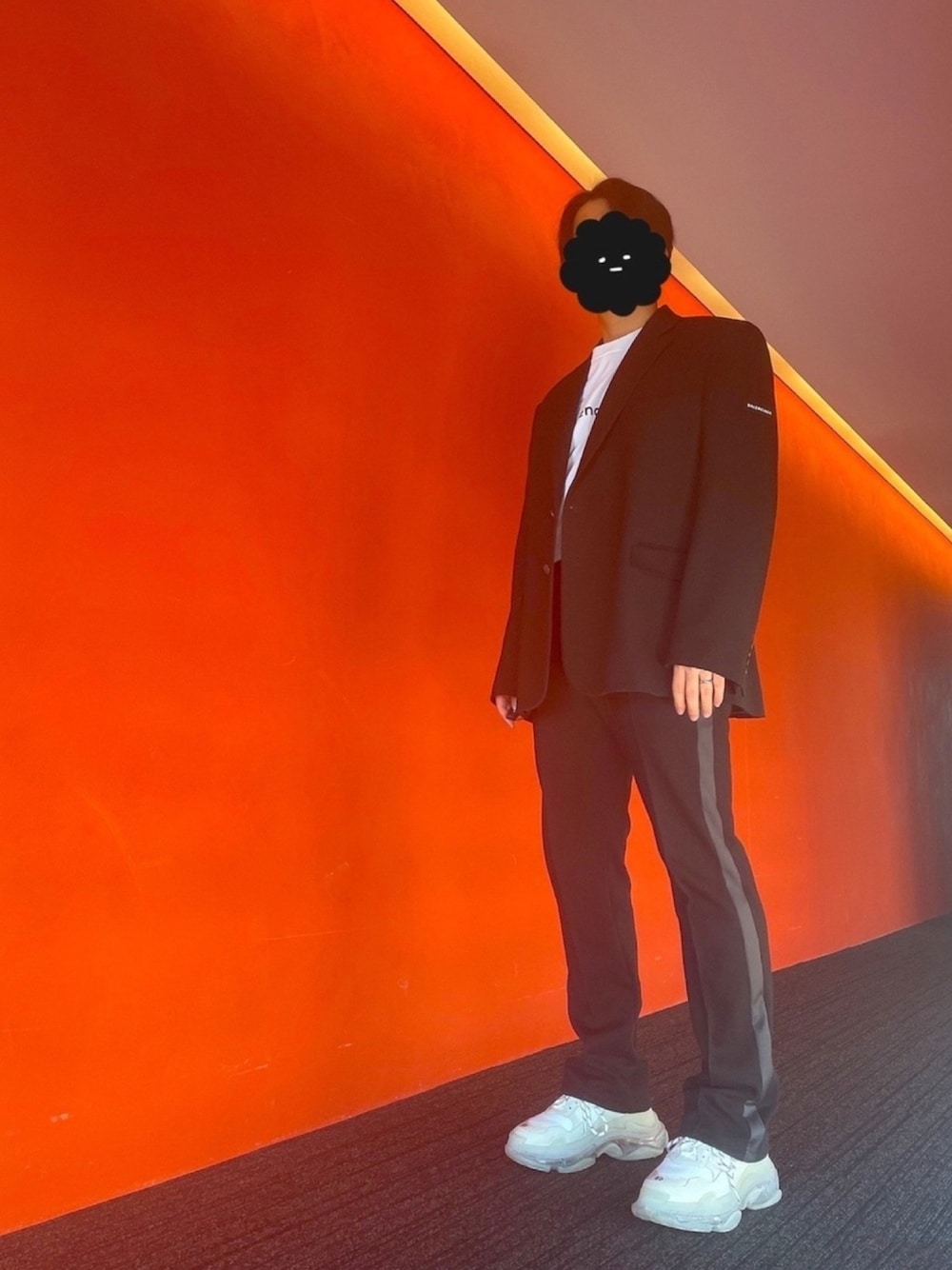 「オーバーサイズ、ストリート、ダッドスニーカー、モノトーン、テーラードジャケット、シンプル、春コーデ、ジャージ、BALENCIAGA」｜「BALENCIAGAのアイテム（テーラードジャケット、ブラック系）」を使った、BBさん（メンズ・171cm）の冬コーディネートの1枚目の写真