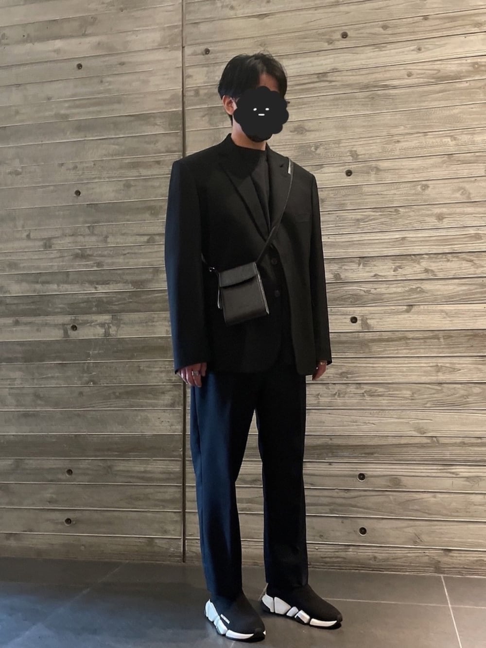 「セットアップ、ブラックコーデ、BALENCIAGA、ビッグシルエット、スニーカーコーデ、オーバーサイズ、ジャケット、スラックス、モード」｜「BALENCIAGAのアイテム（テーラードジャケット、ブラック系）」を使った、BBさん（メンズ・171cm）の春コーディネートの1枚目の写真