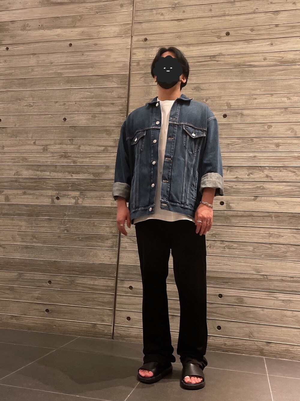 「トラックパンツ、デニムジャケット、サンダル、オーバーサイズ、春コーデ、BALENCIAGA、HERMES」｜「BALENCIAGAのアイテム（デニムジャケット、ブルー系）」を使った、BBさん（メンズ・171cm）の春コーディネートの1枚目の写真