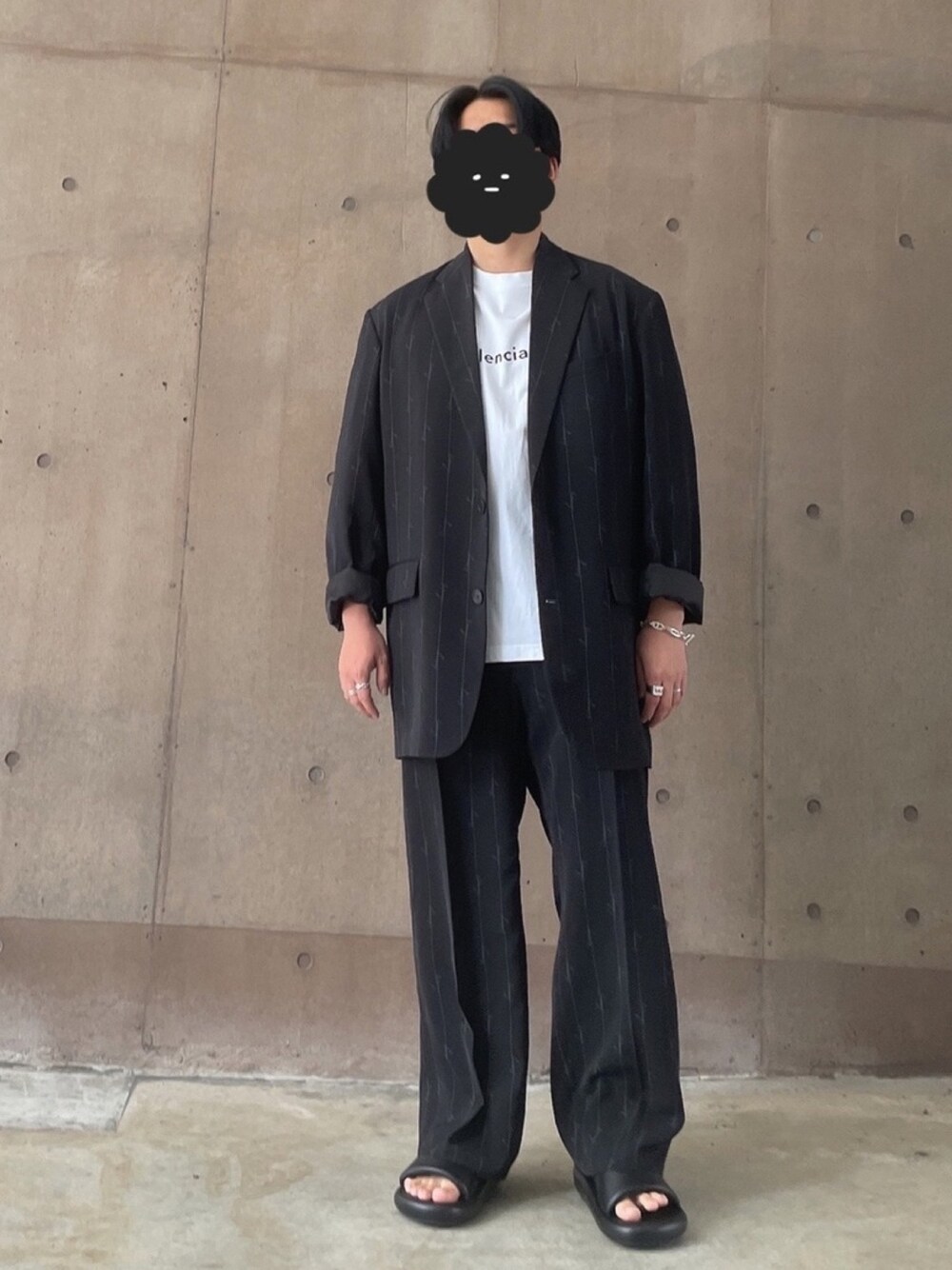 「セットアップ、サンダル、春コーデ、オーバーサイズ、モノトーン、BALENCIAGA」｜「BALENCIAGAのLogo blazer（テーラードジャケット、ブラック系）」を使った、BBさん（メンズ・171cm）の春コーディネートの1枚目の写真