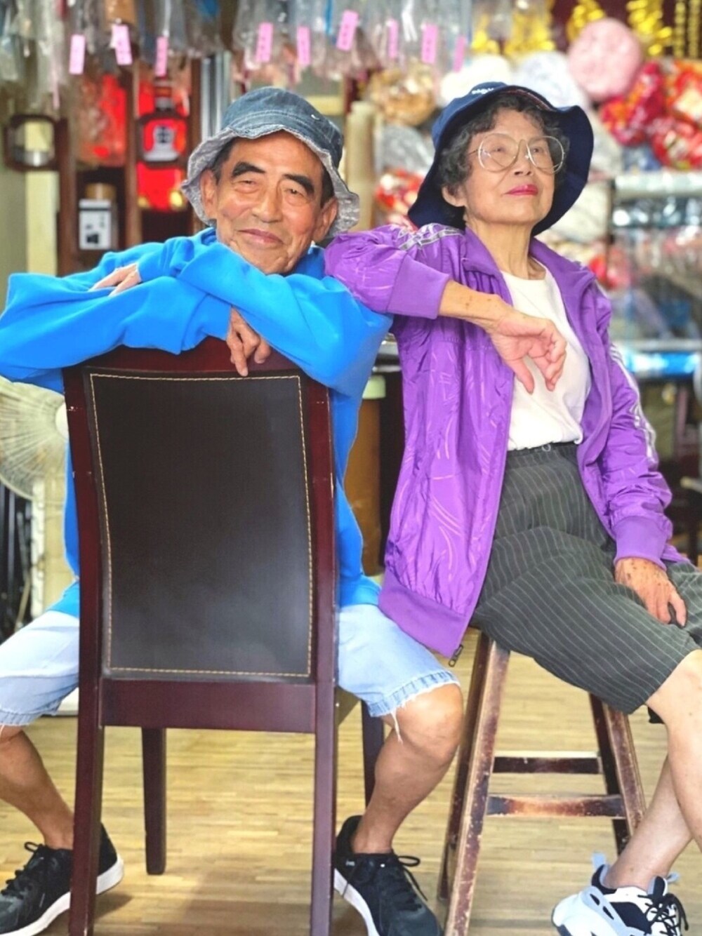 「ootd、街頭穿搭、運動搭配、古着MIX、漁夫帽、adidas、老人、vintage、夏だ！Tシャツ着よう！、夏コーデ」｜「adidas Originalsのアイテム（ジャージ、ブルー系）」を使った、萬秀的洗衣店さん（メンズ・160cm）の夏コーディネートの1枚目の写真