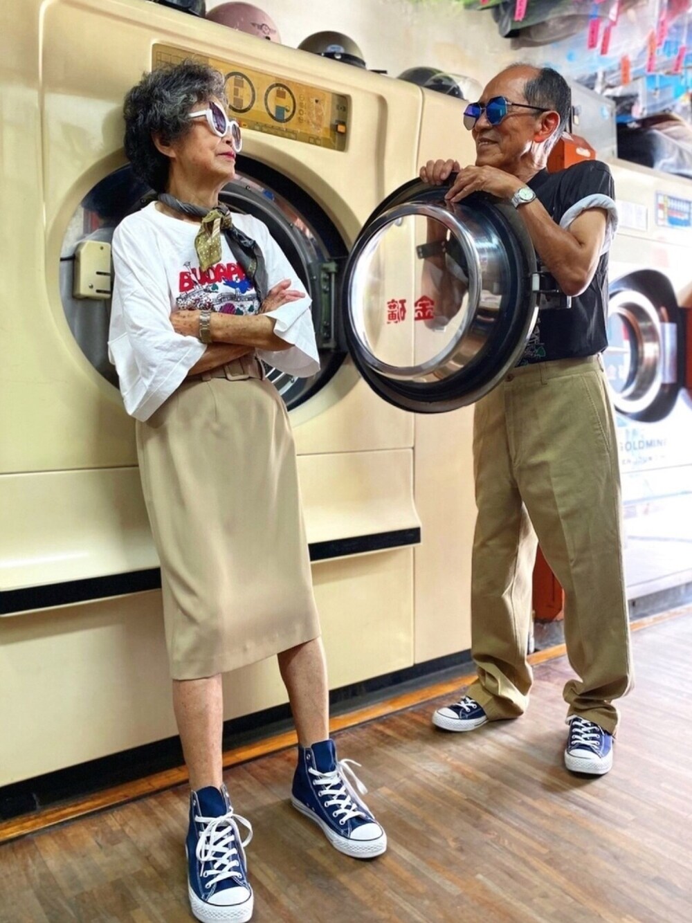 「ootd、老人、fashion、夫婦、夫妻穿搭、夫婦コーデ」｜「CONVERSEのアイテム（スニーカー、ブラック系）」を使った、萬秀的洗衣店さん（メンズ・160cm）の夏コーディネートの1枚目の写真