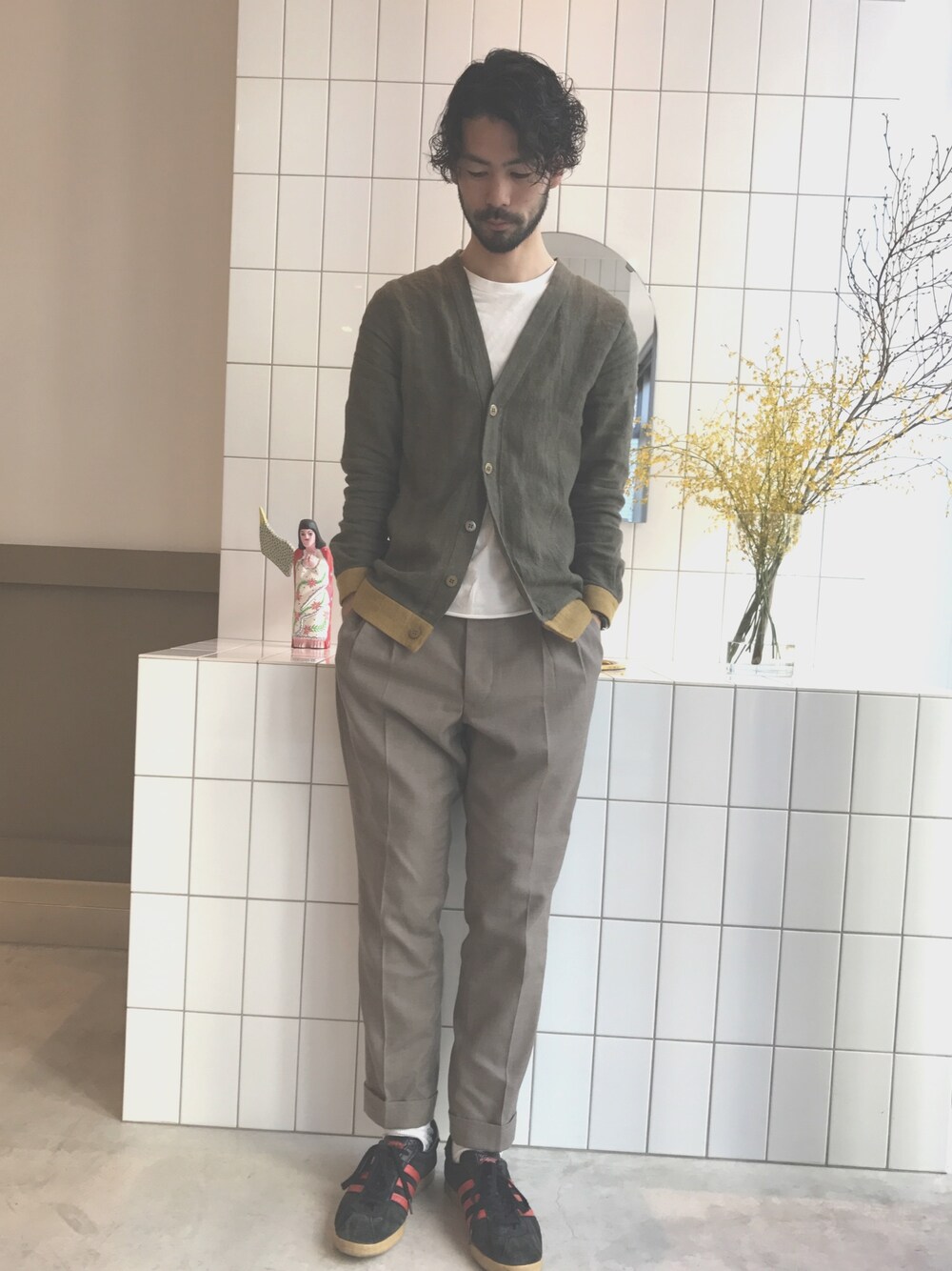 「シンプルコーデ、スニーカー、オトナカジュアル、はるコーデ」｜「FRANK LEDERのアイテム（カーディガン/ボレロ、ベージュ系）」を使った、Yodaさん（メンズ・175cm）の冬コーディネートの1枚目の写真