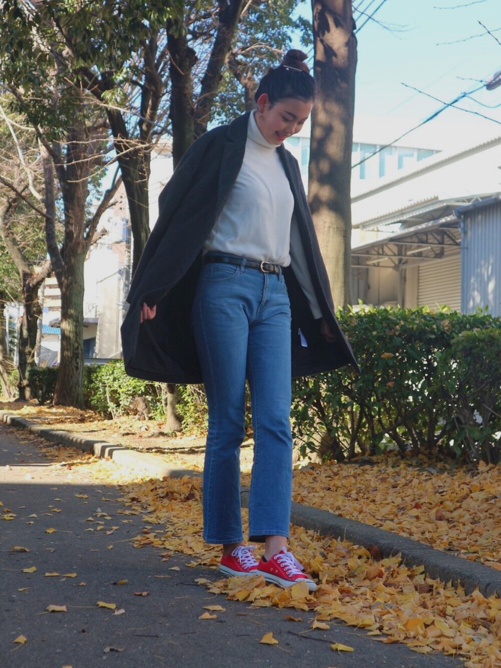 「カジュアル、オトナ女子、スニーカー、デニムパンツ、シンプルコーデ、冬、プチプラ、ハイネック」｜「COLONY 2139のアイテム（チェスターコート、グレー系）」を使った、あやのさん（レディース・174cm）の冬コーディネートの1枚目の写真