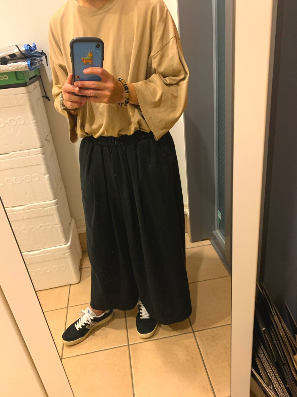 ブラック系のその他パンツ、ブラック系のスニーカーを着用したメンズの夏コーディネートの1枚目の写真