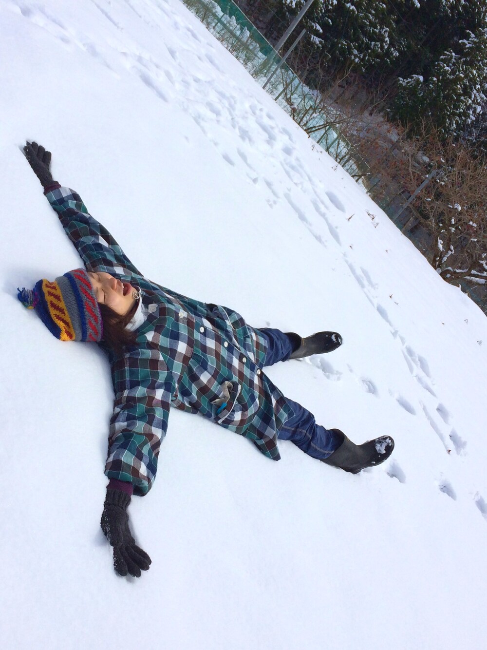 「季節外れ、思い出、大の字、ポンポン帽子、雪、長ぐつコーデ」｜「おさがりのアイテム（シャツワンピース、グリーン系）」を使った、kaoriさん（レディース・158cm）の夏コーディネートの1枚目の写真