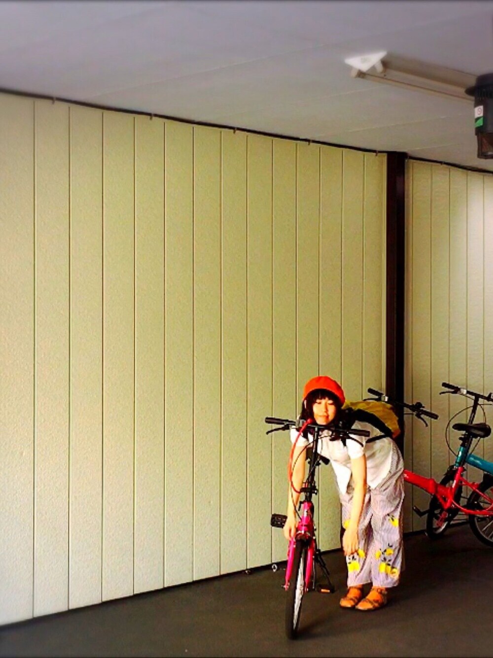 「朝、オレンジ、ベレー帽、自転車」｜「MERLOTのレモン刺繍ワイドパンツ7035（その他パンツ、ブラウン系）」を使った、kaoriさん（レディース・158cm）の夏コーディネートの1枚目の写真