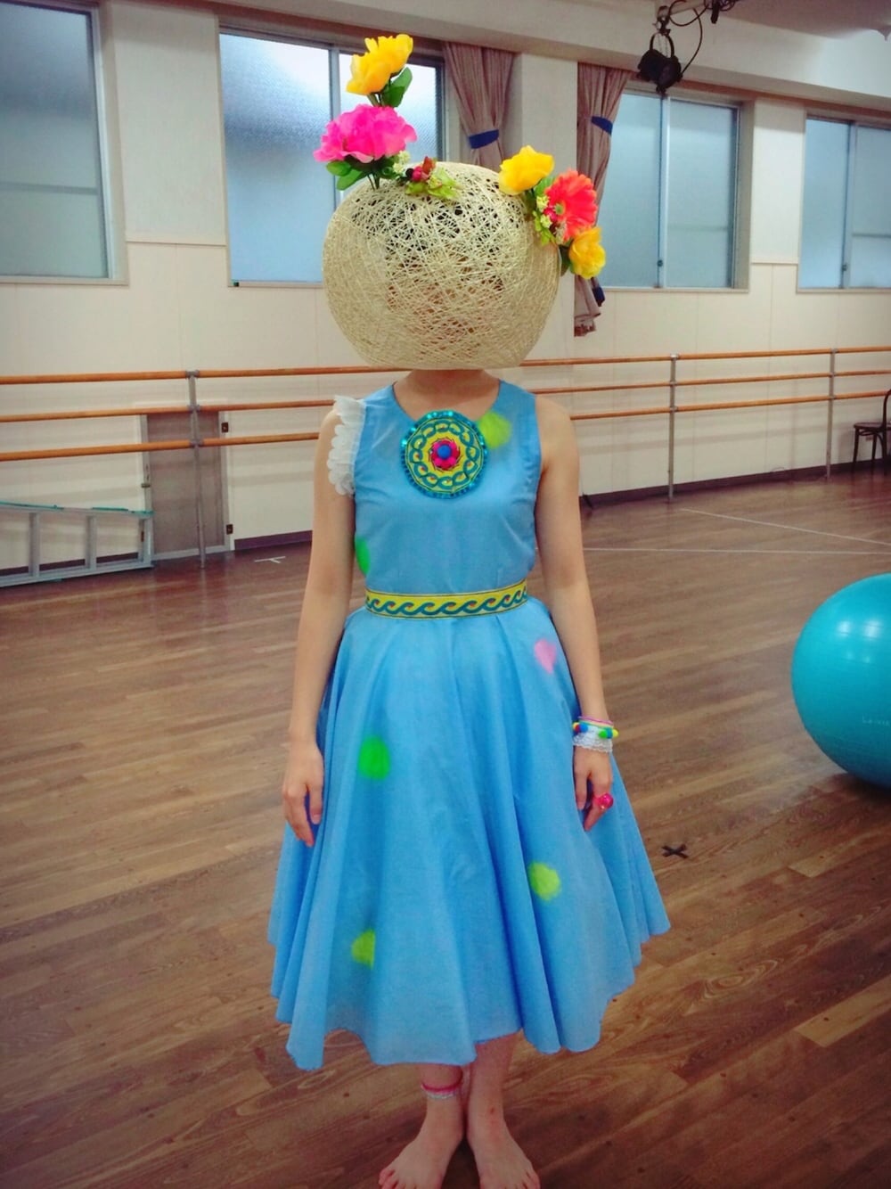 「まる、ダンス、衣装、自作、頭にお花咲いてる、まるまるちゃん」｜「手づくりダンス衣装のアイテム（ワンピース、ブルー系）」を使った、kaoriさん（レディース・158cm）の夏コーディネートの1枚目の写真
