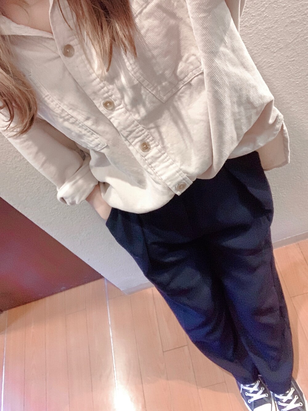 ベージュ系のシャツ/ブラウス、ブルー系のパンツ、ホワイト系のスニーカーを着用したレディースの春コーディネートの1枚目の写真