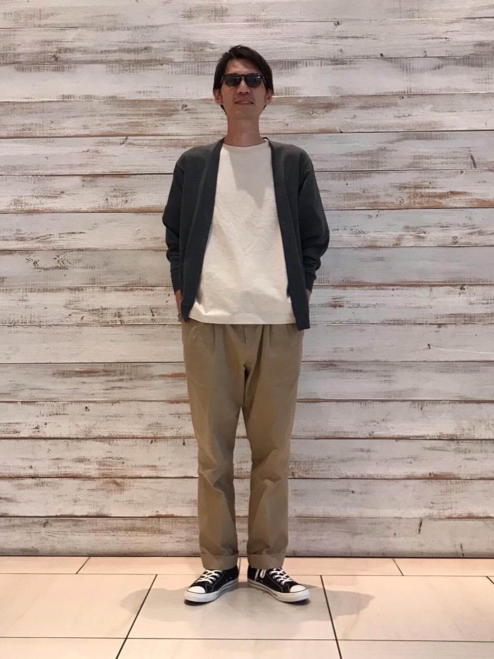 グリーン系のカーディガン/ボレロ、ホワイト系のTシャツ/カットソー、ブラウン系のサングラスを着用したメンズの春コーディネートの1枚目の写真