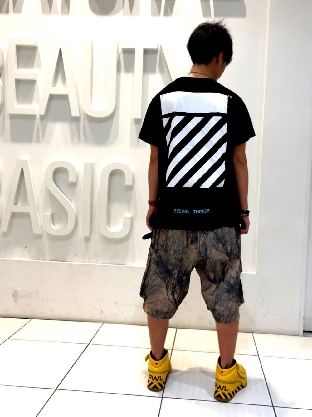 「ストリート、streetstyle、OFF-WHITE、seeing_things、yeezy、yeezy season 4、reebok、エイリアンスタンパー、エイリアン2、リプリー」｜「off whiteのアイテム（Tシャツ/カットソー、ブラック系）」を使った、VECIさん（メンズ・174cm）の夏コーディネートの1枚目の写真