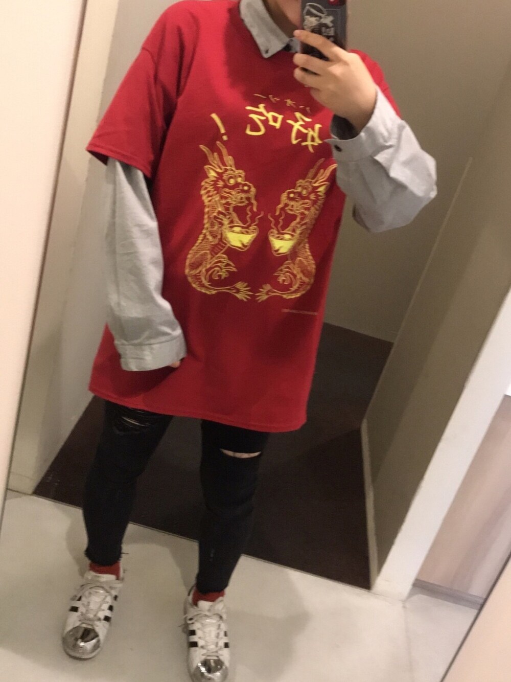 「ラフ、スニーカーコーデ、シャツスタイル、メンズライク、ハオツーTシャツ」｜「HAREのBIGピンオックスボタンダウンシャツ(HARE)（シャツ/ブラウス、グレー系）」を使った、minatoさん（レディース・160cm）の夏コーディネートの1枚目の写真