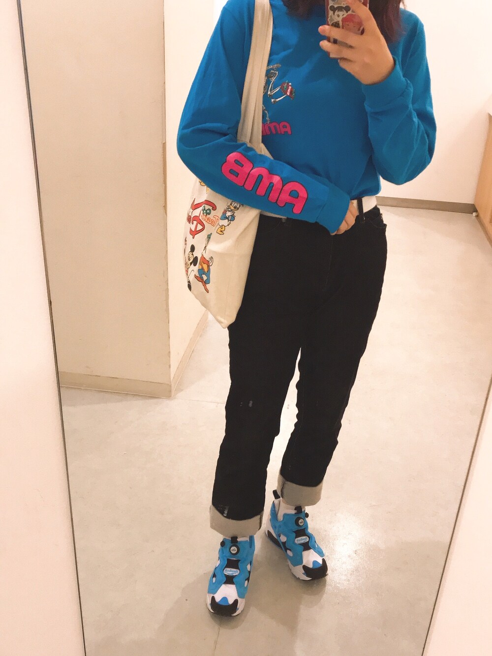 「パンツスタイル、ブルーコーデ、reebok、今日のコーデ、スニーカー、コーデュロイパンツ」｜「Aymmy in the batty girlsのAYMMY×LAND SKATE GIRL SKELTON L/S Tシャツ（Tシャツ/カットソー、ブルー系）」を使った、minatoさん（レディース・159cm）の秋コーディネートの1枚目の写真