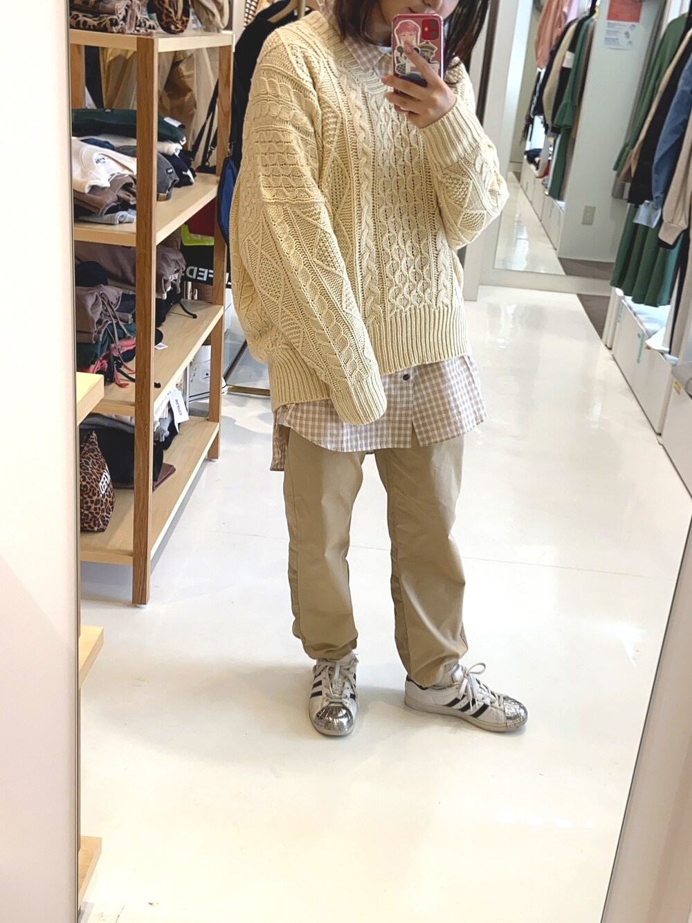 「秋冬コーデ、シンプルコーデ、ゆるコーデ、ニットコーデ、着回しコーデ、ベージュコーデ、メンズライク、ootd、冬コーデ」｜「MILKFED.のCABLE KNIT V-NECK TOP（ニット/セーター、ホワイト系）」を使った、minatoさん（レディース・159cm）の秋コーディネートの1枚目の写真
