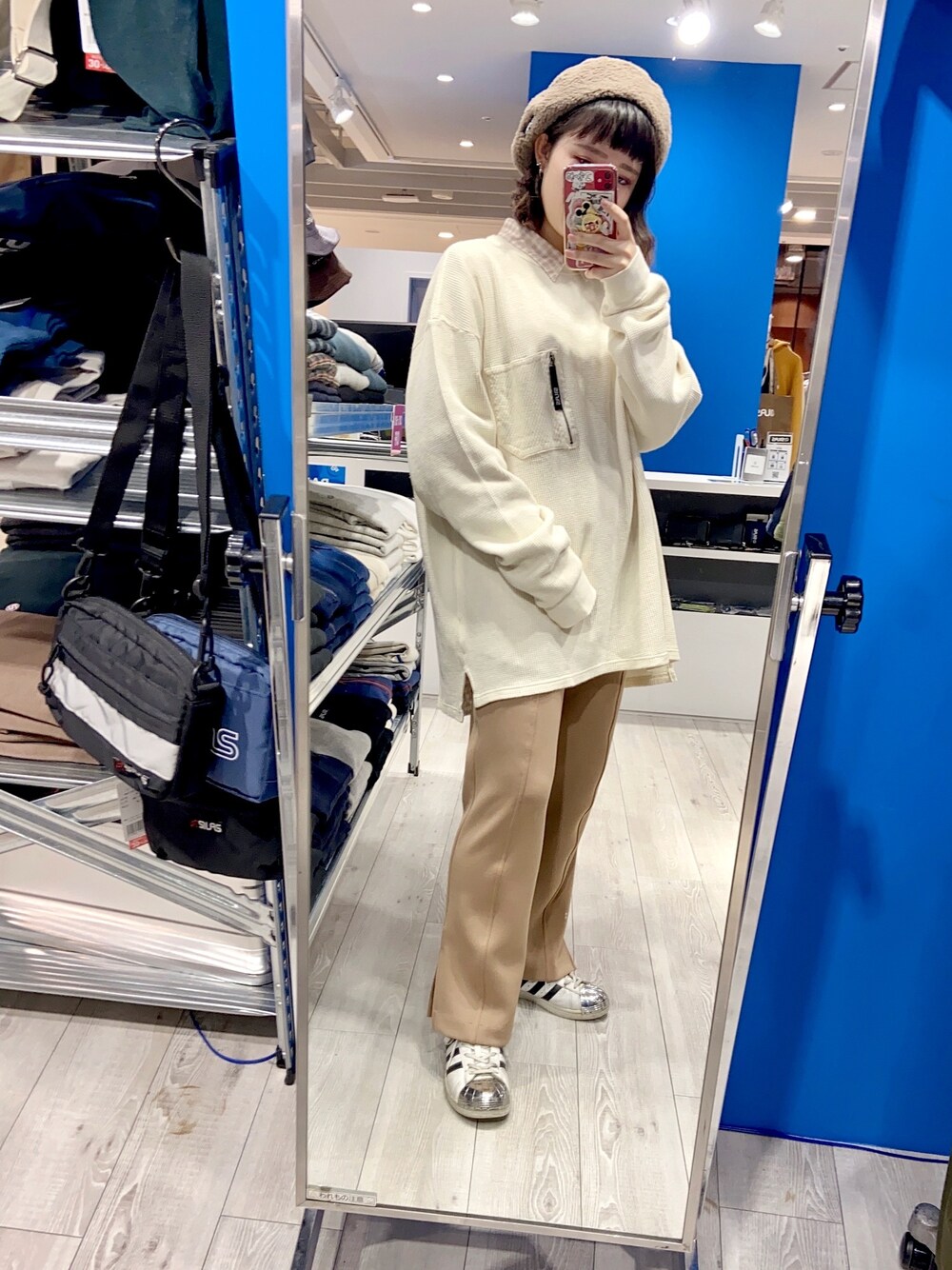 「ラフ、スニーカー、春コーデ、楽チンコーデ、ナチュラル、ベージュコーデ」｜「MILKFED.のFLUFFY BERET（ハンチング/ベレー帽、ベージュ系）」を使った、minatoさん（レディース・159cm）の冬コーディネートの1枚目の写真