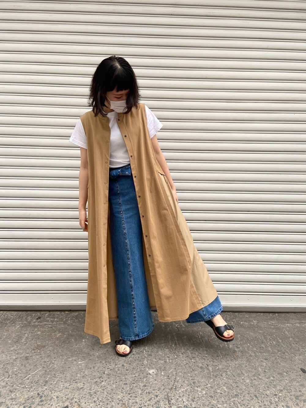 「シンプル、夏だ！Tシャツ着よう！、休日スタイル、ノースリーブ、SILAS、SILAS&MARIA」｜「SILASのFRONT BUTTON OPEN DRESS（シャツワンピース、ベージュ系）」を使った、minatoさん（レディース・159cm）の夏コーディネートの1枚目の写真