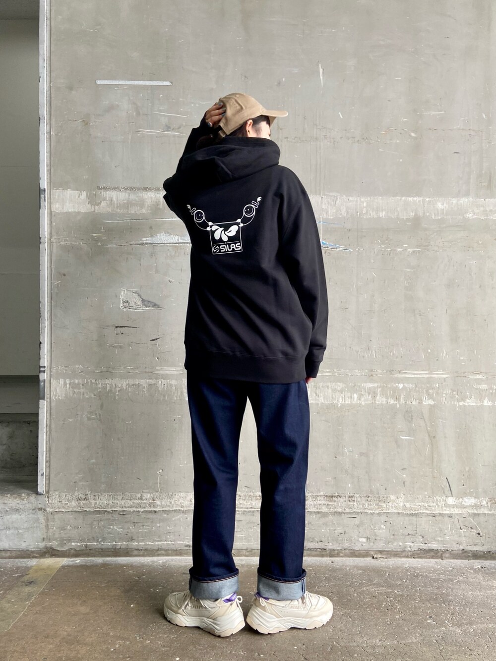 「シンプルコーデ、休日スタイル、スニーカーコーデ、デニムパンツ、モノトーン」｜「SILASのSILASxLONDON POLICE HOODED SWEAT SHIRT（スウェット、ブラック系）」を使った、minatoさん（レディース・160cm）の冬コーディネートの1枚目の写真