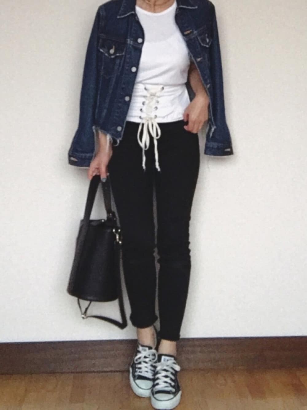 「ootd、コルセット、黒スキニー、コンバース、GU、moussy、ママコーデ、シンプル、Gジャン、スニーカー」｜「MOUSSYのiSKO HW EMOTION fringe SKINNY（デニムパンツ、ブラック系）」を使った、 H A L .さん（レディース・159cm）の冬コーディネートの1枚目の写真